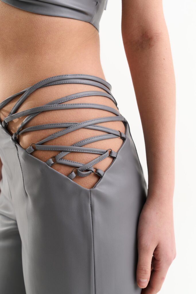 Pantalons gris évasés avec liens