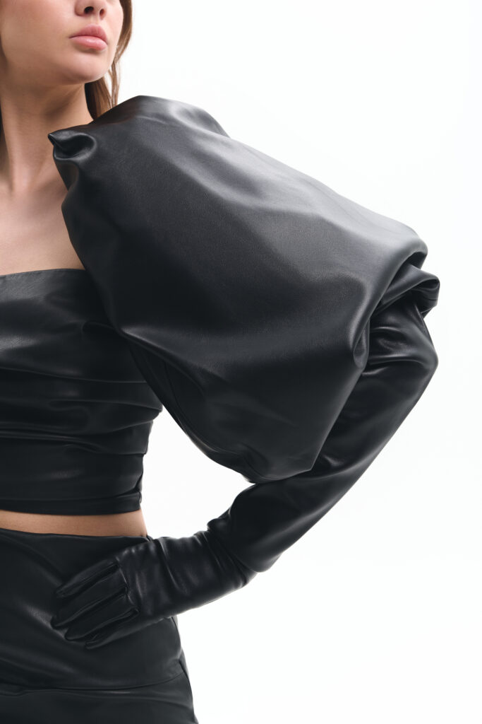 Black leather glove (SKU 746/1)
